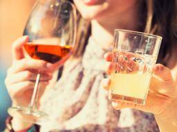 Frauen trinken fast so viel wie Männer, Studienfunde