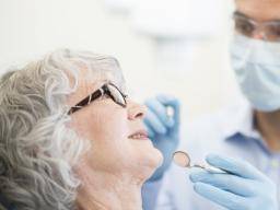 Frauen mit Zahnfleischerkrankungen müssen möglicherweise auf Krebs achten