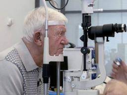 Svet první: clovek s AMD obdrzí bionický ocní implantát