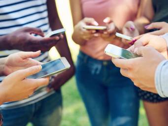 Sí, la adicción a los teléfonos inteligentes daña la salud mental de su adolescente