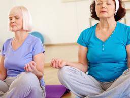 Yoga 'steigert die kognitiven Fähigkeiten von sitzenden Senioren'