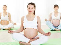 Jóga udrzuje ocekávaný stres maminky na zátoce, potvrzuje studie