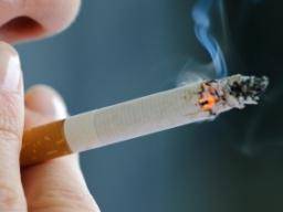 Junge Frauen werden zunehmend vom sozialen Rauchen angezogen